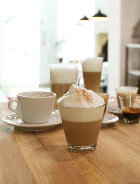 Café. Délicieux cappuccino sur la table - Photo, image