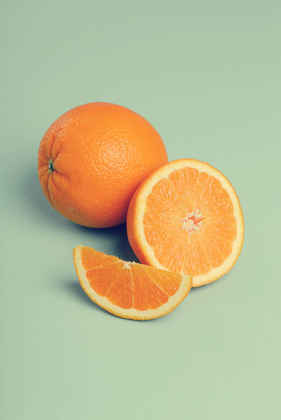 Cytrusowe. Pomarańcza na stole - Zdjęcie, obraz