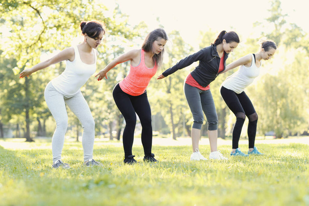 Sport. Cvičení žen v parku - Fotografie, Obrázek