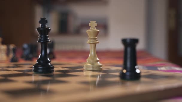 Šach mat a hra skončila. Útok, hrozba a vítězství v šachu. Koncepce podnikání, strategie a hospodářské soutěže - Záběry, video