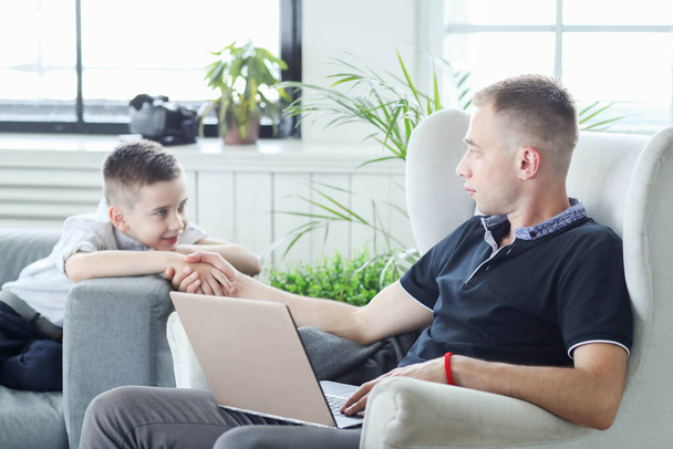 Tata i syn oglądają film na laptopie w domu - Zdjęcie, obraz