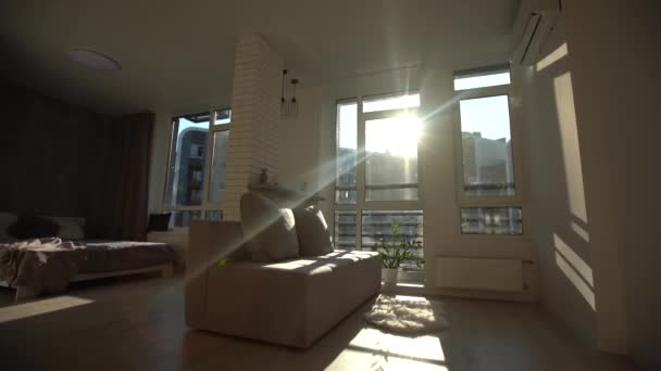 Home interior walk magazzino conversione spazio vuoto appartamento moderno. - Filmati, video