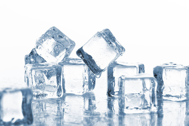 Studené kostky ledu s kapkami vody - Fotografie, Obrázek