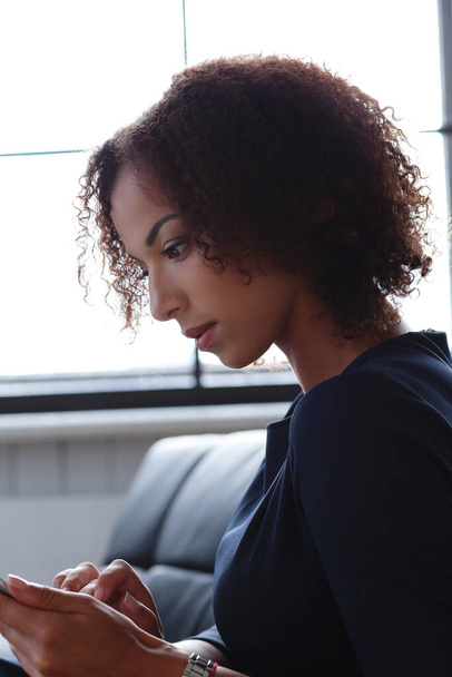 Office, lifestyle. Vrouw met Afro-Amerikaanse kapsel - Foto, afbeelding