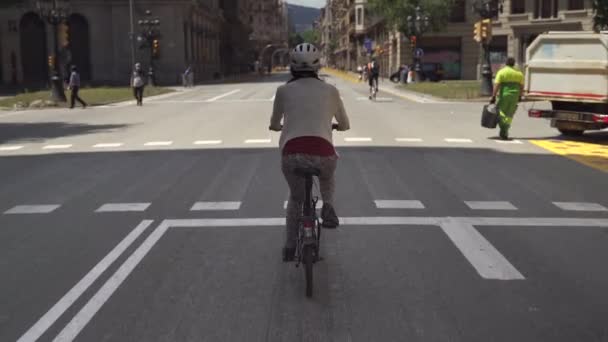 Coronavirus Kilitlemesi nedeniyle Avrupa 'nın boş caddelerinde bisiklet süren kişi. Barcelona Şehir Merkezi 'ndeki ünlü Via Laietana caddesi neredeyse boş çünkü Covid-19 krizi - Video, Çekim