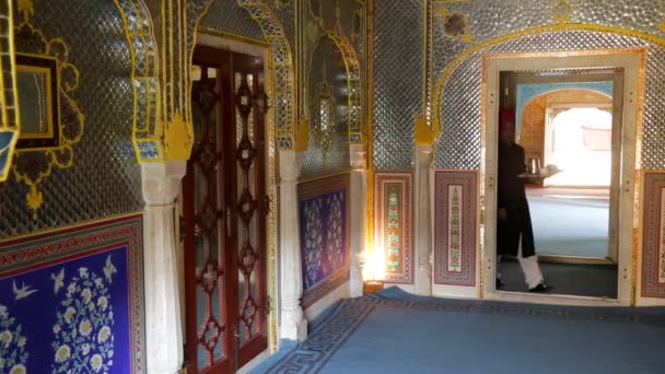 India, Rajasthan, Jaipur, Samode Palace, Ober dragen Theebak in sierlijke doorgang - Model en eigendom vrijgegeven - Video