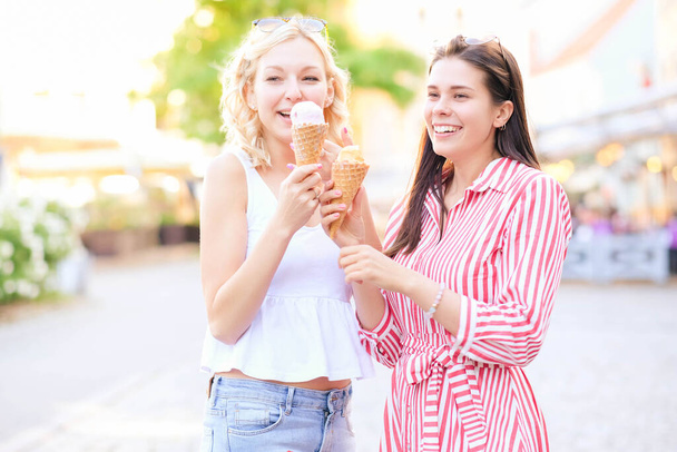 Friendship. Women with ice cream outdoor - Foto, afbeelding
