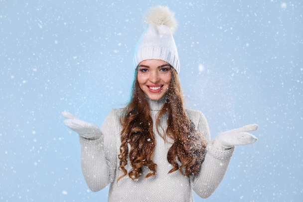 Зима. Милая девушка во время снегопада - Фото, изображение