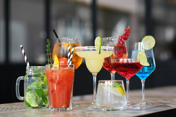 Een bar. Diverse cocktails op tafel - Foto, afbeelding