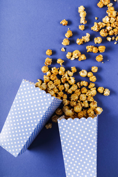 Heerlijke popcorn op tafel - Foto, afbeelding