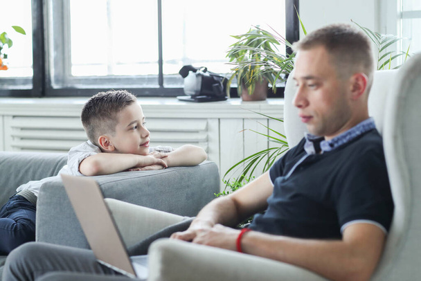 Táta a syn sledují film na notebooku doma - Fotografie, Obrázek