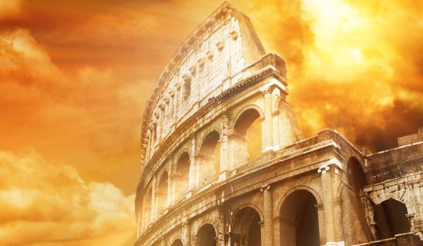 El Coliseo es una construcción antigua y famosa en Roma, Italia
 - Foto, imagen