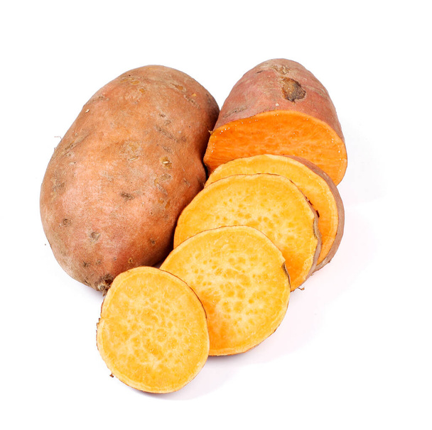 Zoete aardappel op een witte achtergrond - Foto, afbeelding