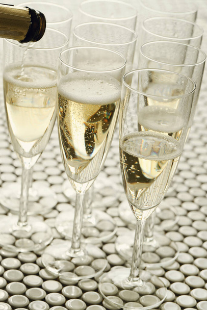 Celebración. Copa de champán en la mesa - Foto, Imagen