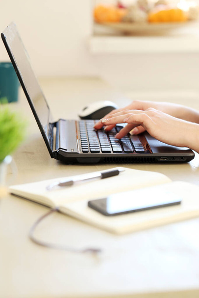 Девушка с ноутбуком в офисе - Фото, изображение