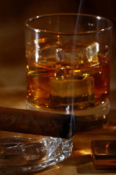 Kalter Whisky und Zigarre vor altem Hintergrund - Foto, Bild