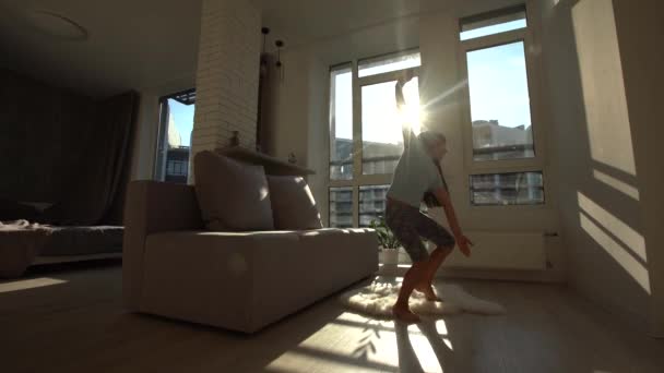Jovencita juguetona corriendo por la casa - Metraje, vídeo