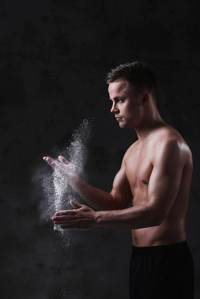 Il corpo. Uomo senza maglietta con talco in polvere - Foto, immagini