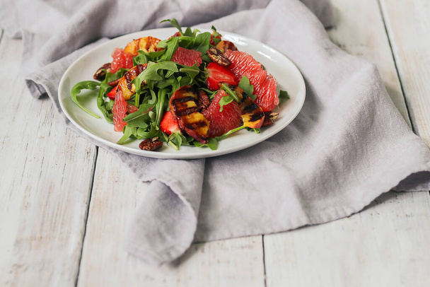 Sağlıklı yiyecekler. Masada lezzetli meyve salatası - Fotoğraf, Görsel