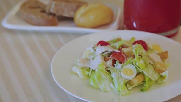 Свежий вкусный салат Цезарь на белой тарелке. - Кадры, видео