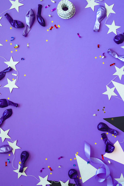 Праздничный. Объекты вечеринки на фиолетовом фоне - Фото, изображение