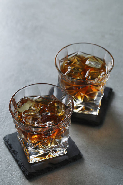 Alcohol. Whisky in een glas - Foto, afbeelding