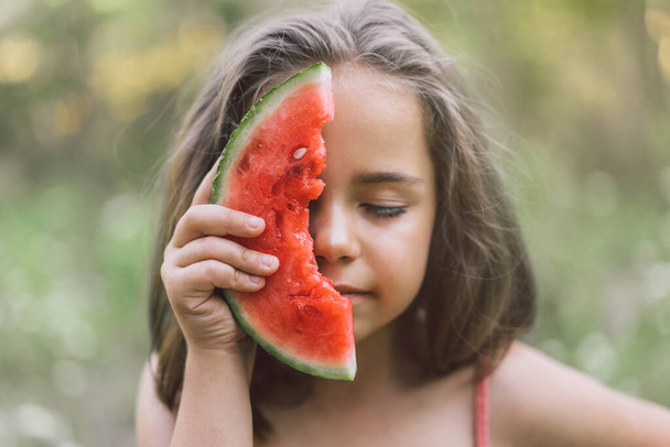 Het meisje eet een watermeloen. Zomer stemming - Foto, afbeelding