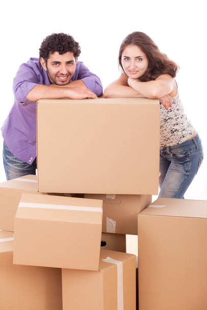 Jeune et heureux couple portent des boîtes à la nouvelle maison
 - Photo, image