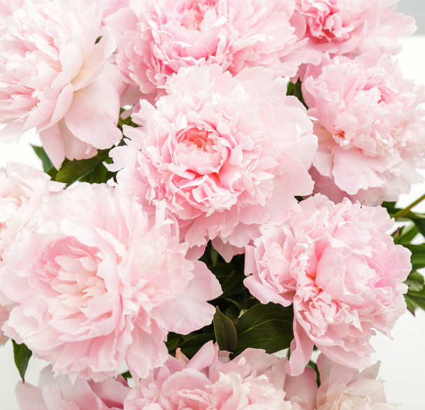 Virágok. Gyönyörű bazsarózsa az asztalon. - Fotó, kép