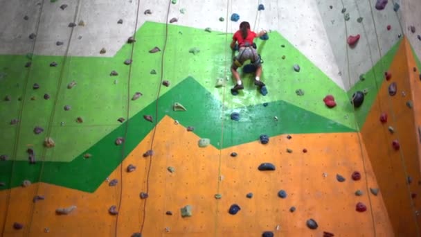 Uma menina sobe a parede em um ginásio de pedras - Filmagem, Vídeo
