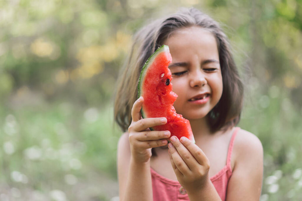 Девушка ест арбуз. Летнее настроение - Фото, изображение