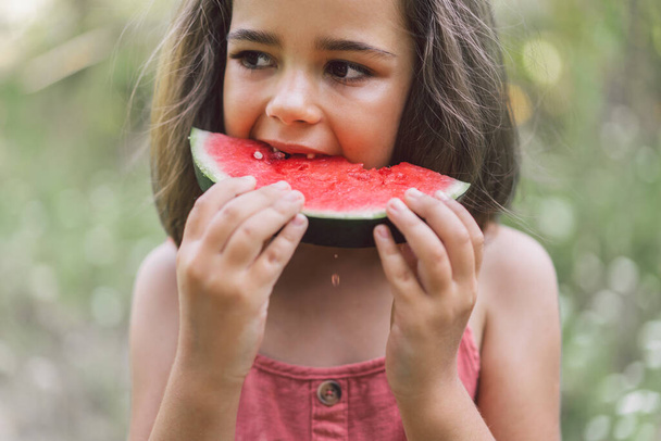 A rapariga está a comer uma melancia. Humor de verão - Foto, Imagem