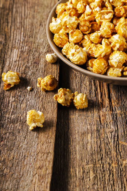 Delicious popcorn on the table - Valokuva, kuva