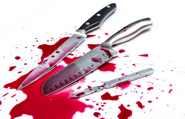 Φόνος. Μαχαίρι σε λίμνη αίματος - Φωτογραφία, εικόνα