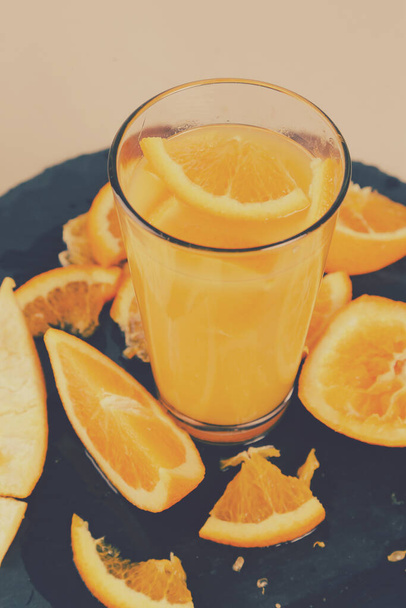 Sok pomarańczowy na stole - Zdjęcie, obraz