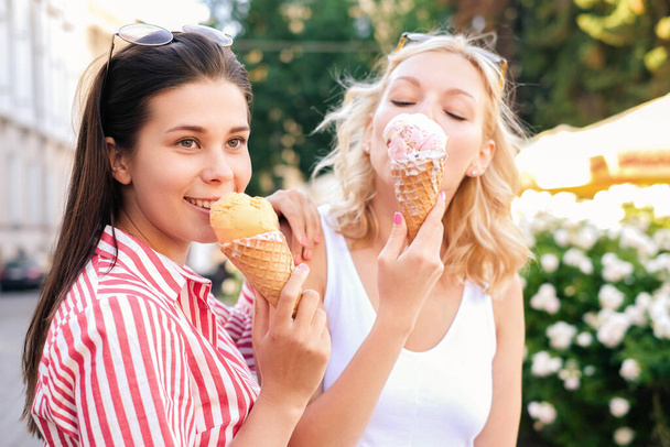 Дружба. Жінки з морозивом на вулиці
 - Фото, зображення