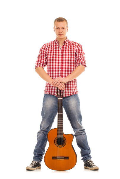 Молодий музикант з дерев'яною гітарою
 - Фото, зображення