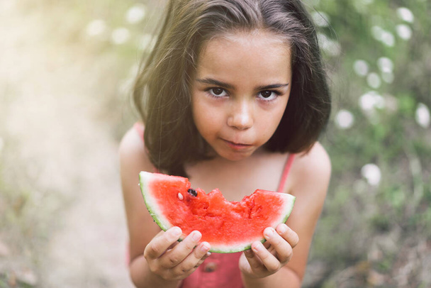 Das Mädchen isst eine Wassermelone. Sommerstimmung - Foto, Bild