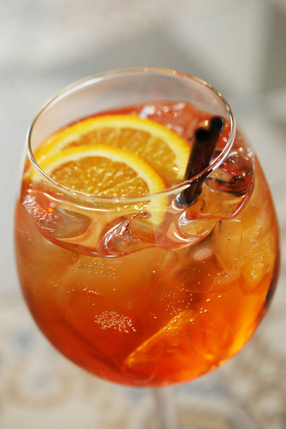 Een bar. Cocktaildrank op tafel - Foto, afbeelding