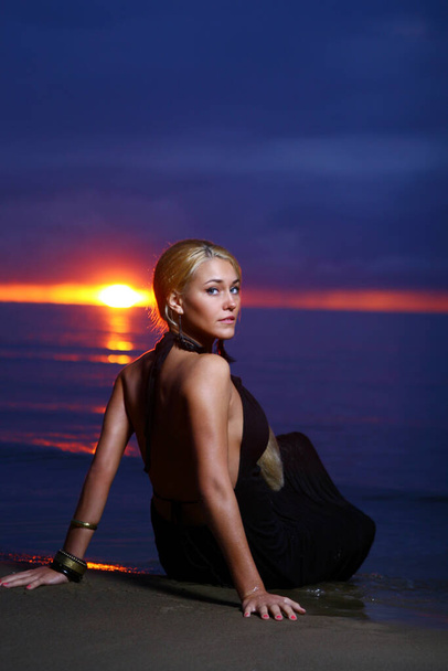 sexy and luxury woman on sunset backgroung - Valokuva, kuva