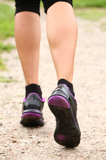 primer plano de deporte piernas de mujer corriendo en el parque - Foto, imagen
