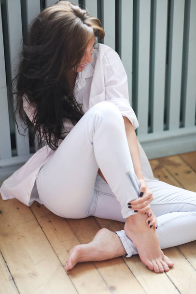 Hermosa chica en vestido blanco en el suelo - Foto, Imagen