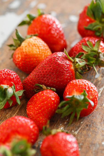 Еда, ягоды. Клубника на столе - Фото, изображение