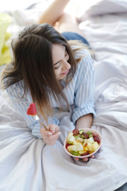 Vrouw met ontbijt op bed - Foto, afbeelding