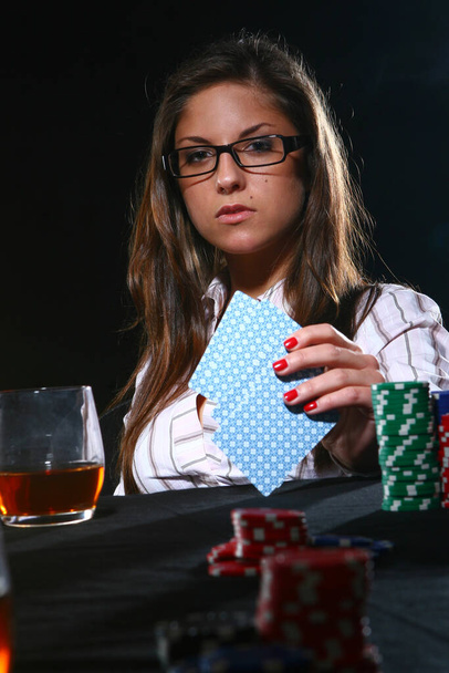 hermosa mujer que juega al poker - Foto, Imagen