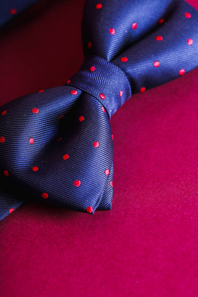 Krawat łukowy na fioletowym tle - Zdjęcie, obraz