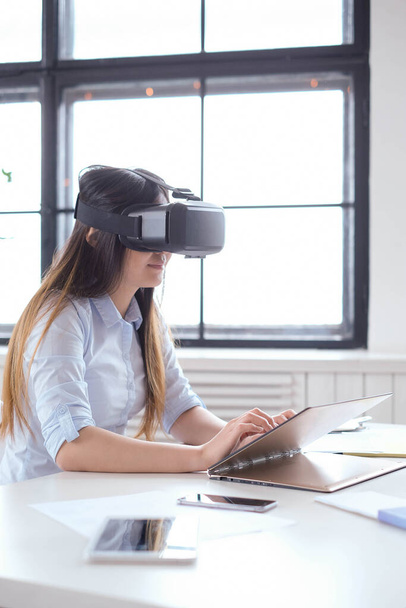 Asian woman using with vr headset on the work - Photo, Image