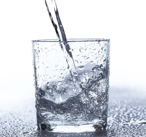 sklenice s vodou na stole - Fotografie, Obrázek