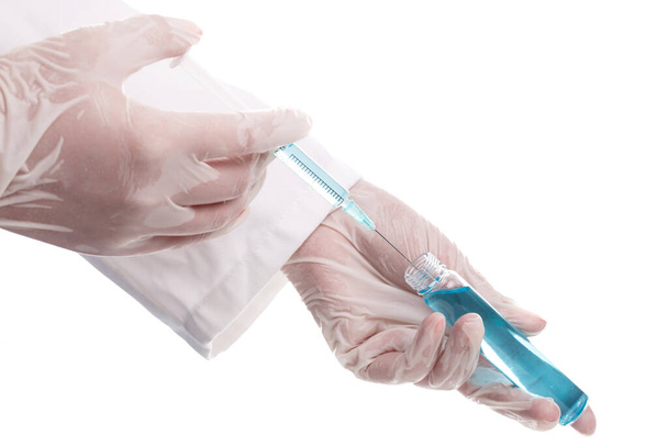 Orvos vakcinát és fecskendőt tartalmazó injekciós üveggel - Fotó, kép