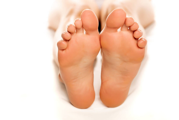 primer plano de los pies de la suela femenina, sobre fondo blanco - Foto, imagen